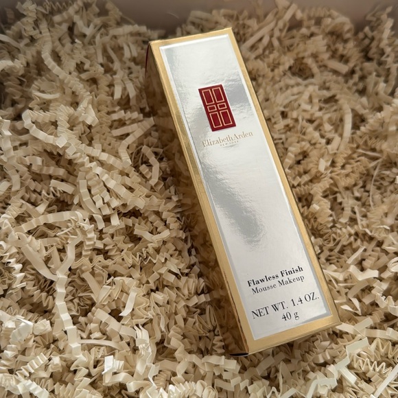 NWT Elizabeth Arden Flawless Finish Mousse Makeup - Picture 1 of 3